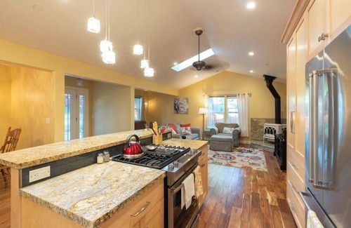 Nevada City Casa | New, Cozy home- walk to downtown!