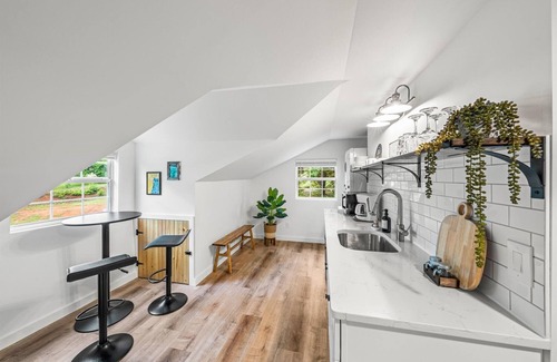 Kodak Apartamento | NEW! Cozy Loft w/ King Bed Near Gatlinburg/Pigeon Forge/Knoxville
