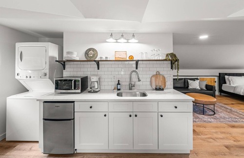 Kodak Apartamento | NEW! Cozy Loft w/ King Bed Near Gatlinburg/Pigeon Forge/Knoxville
