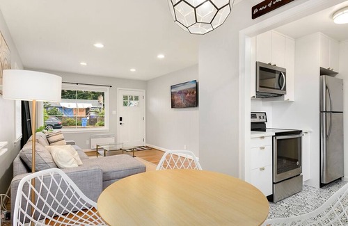 Shoreline Casa | NEW Cozy NE Seattle/Shoreline Updated Home | Fiber Wifi & Fenced Yard | 16min→DT