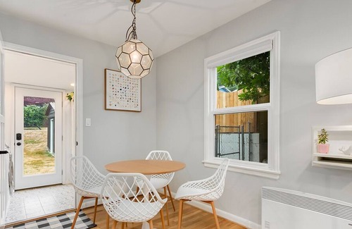 Shoreline Casa | NEW Cozy NE Seattle/Shoreline Updated Home | Fiber Wifi & Fenced Yard | 16min→DT