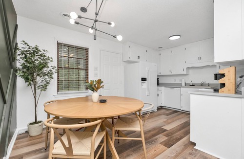 Drayton Casa | NEW! Cozy newly renovated midcentury modern home