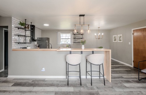Westfield Casa | NEW! Cozy Ranch/ Sleeps 8/ 5 Mins to Grand Pk/ Just Mins to Downtown Westfield!