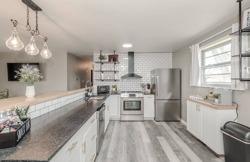Westfield Casa | NEW! Cozy Ranch/ Sleeps 8/ 5 Mins to Grand Pk/ Just Mins to Downtown Westfield!