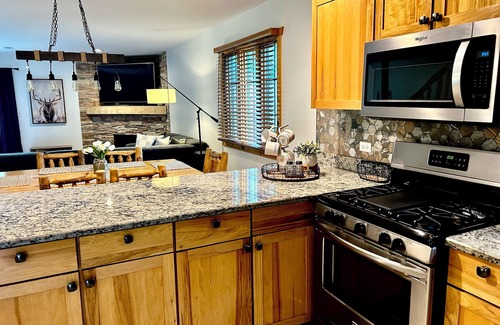 Utica Casa | NEW !!! COZY , RUSTIC 2-bedroom townhome Near STARVED ROCK !!!
