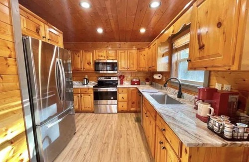 Sevierville Cabina | ❤️New “Crazy Amazing Cabin”, King Bds, 11 miles from Dollywood, Sleeps 21 ❤️