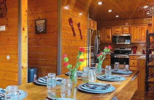Sevierville Cabina | ❤️New “Crazy Amazing Cabin”, King Bds, 11 miles from Dollywood, Sleeps 21 ❤️