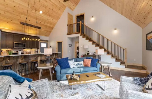Vilas Casa | NEW Creekside 4-BR Modern Cabin with Hot Tub, Fire Pit, Grill, 2+ Acre field!