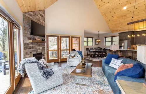 Vilas Casa | NEW Creekside 4-BR Modern Cabin with Hot Tub, Fire Pit, Grill, 2+ Acre field!