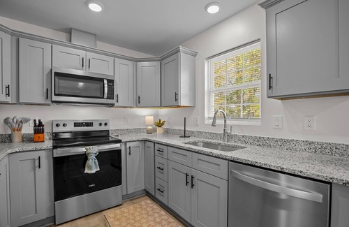 Winston - Salem Casa | New Custom Built Luxury 3 bed/2 bath Home w Fenced Backyard near Hospitals