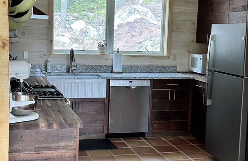 Ellsworth Cabina | NEW custom cabin on private cove! Gateway to Acadia! 3 acres! Family friendly!