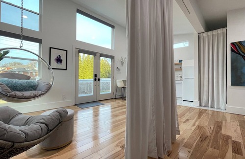 Deer Park Cabaña | New Custom & Creative Louisville Carriage House: expansive deck, wifi, walkable