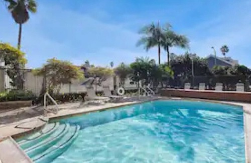 Townsite Apartamento | NEW! Cute Cottage - Walk to beach - Pool - Hot Tub