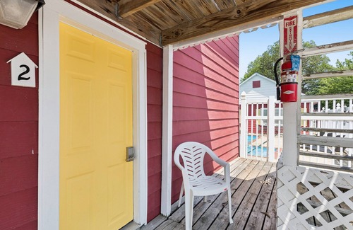 Monticello Apartamento | NEW! Dave's Last Resort Poolside-Comforting Cabin 2