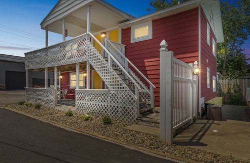 Monticello Apartamento | NEW! Dave's Last Resort Poolside-Comforting Cabin 2