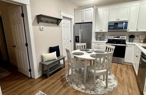 La Follette Cabaña | New Deerfield Resort Cottage Sleeps 4 Couples Getaway Norris Lake