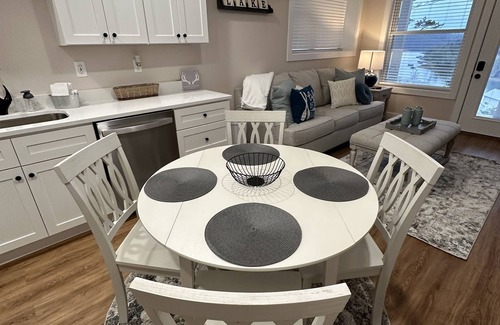 La Follette Cabaña | New Deerfield Resort Cottage Sleeps 4 Couples Getaway Norris Lake