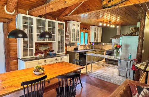 Saugerties Casa | New! Denniston Den, with game room, movie theater, fire pit and more. Close To HITS Horse show & Hunter Mountain skiing