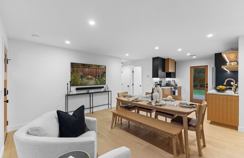 Sonoma Casa | NEW! Designer Eastside Sonoma Home, walk to plaza. By Inspired in Sonoma