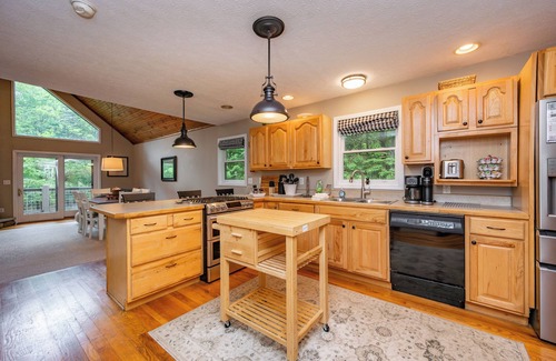 Mountainside Casa | New! Dog Friendly Wooded Escape w/ Hot Tub