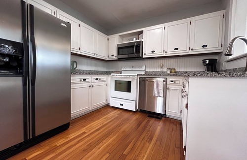 Burlington Casa | New! Downtown Burlington Bungalow, close to Elon!