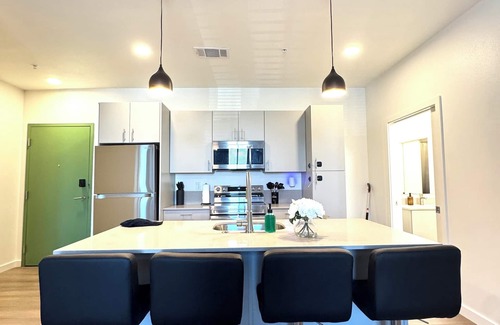 Central Oklahoma City Condominio | New Downtown Luxury Apt 2 King Beds Free Parking Fast WiFi Pool & Gym