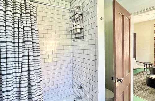 Three Oaks Casa | New! Downtown Three Oaks -15min to Beach! Lively Modern Family-Friendly +Cabin