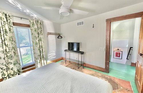 Three Oaks Casa | New! Downtown Three Oaks -15min to Beach! Lively Modern Family-Friendly +Cabin