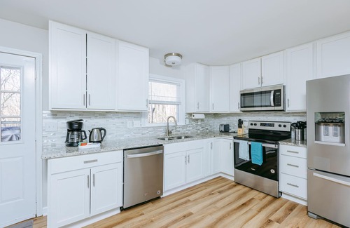 Charlotte Casa | *NEW* Dream Getaway ~ Modern 4BR Home w/ King Bed