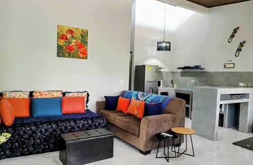 Hatillo Casa | New Duplex Sleeps 6--5 Mins to Dominical Beach-30 Mins to Marino Ballena N. Park