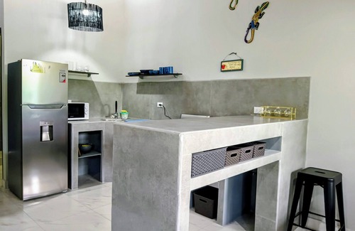 Hatillo Casa | New Duplex Sleeps 6--5 Mins to Dominical Beach-30 Mins to Marino Ballena N. Park