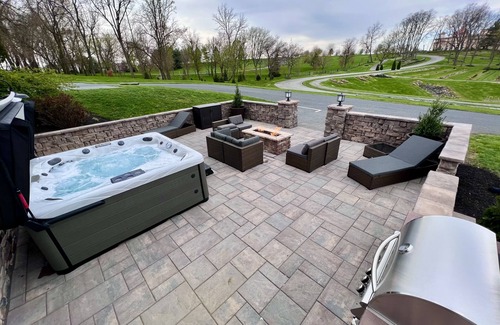 Ronks Casa | NEW! Elegance on The Farm Limitless Amenities ♦Pool ♦Hot Tub ♦Fish Pond +more!