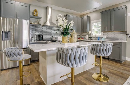 West Central Condominio | NEW! Elegant 3BR Downtown Condo w/ Free Parking