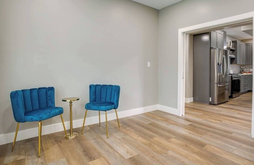 West Central Condominio | NEW! Elegant 3BR Downtown Condo w/ Free Parking