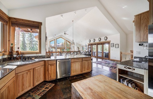 Woodmoor Cabina | NEW Emmett's Peak in Breck, Forest & Mountain Views, 5min drive to Slopes/Downtown, Hot Tub