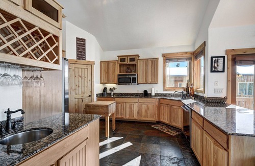 Woodmoor Cabina | NEW Emmett's Peak in Breck, Forest & Mountain Views, 5min drive to Slopes/Downtown, Hot Tub