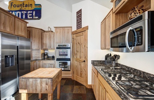 Woodmoor Cabina | NEW Emmett's Peak in Breck, Forest & Mountain Views, 5min drive to Slopes/Downtown, Hot Tub