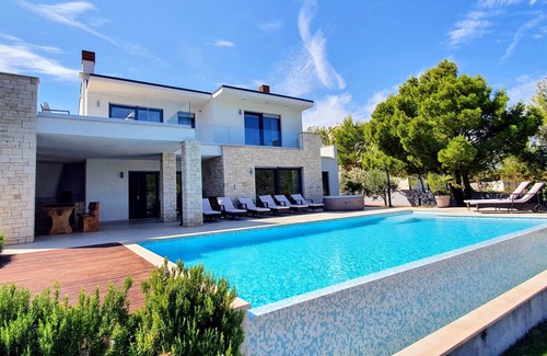 Liznjan Villa | Nueva y encantadora Villa Marlera con vista al mar y piscina privada infinita