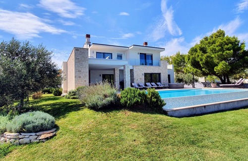Liznjan Villa | Nueva y encantadora Villa Marlera con vista al mar y piscina privada infinita