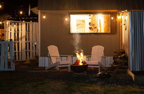 Newport Casa | NEW! English Creek Hideaway- Little Black Barn with Community Barn
