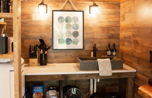 Newport Casa | NEW! English Creek Hideaway- Little Black Barn with Community Barn