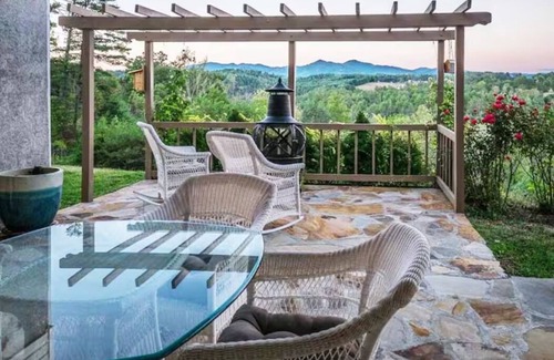 Marshall Apartamento | NEW! Epic mountain view, 24 minutes to Downtown Asheville, NC