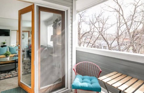 Whittier Condominio | NEW Executive Apt w/ Mountain Views, Parking & Wi-Fi