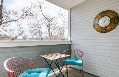 Whittier Condominio | NEW Executive Apt w/ Mountain Views, Parking & Wi-Fi