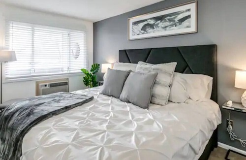Whittier Condominio | NEW Executive Apt w/ Mountain Views, Parking & Wi-Fi