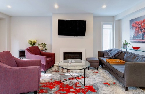 Markham Casa | New Executive Home in Historic Markham