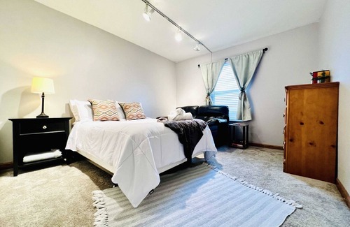 Carnegie Casa | NEW Extended Stay - 2 bed home in Carnegie, PA