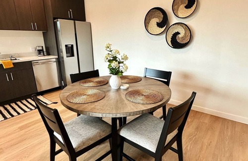 Point Loma Heights Apartamento | New, extra spacious, luxurious, private with king bed, parking & workspace