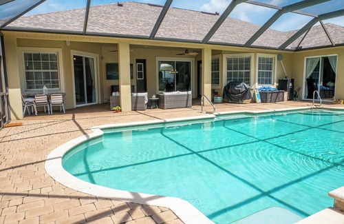 Merritt Island Casa | ⛵️New! Fair Winds, large Island home, heated pool, 4 bedrooms, 5 beds, 2.5 bath 🏝️