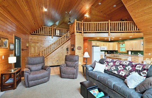 Markville Cabina | NEW! Family cabin, crystal clear lake. Deck WaterToys 2KingBeds 2 hours from TC